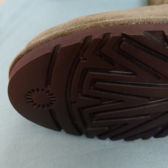 🐸  NWOT UGG Boot - Picture 4 of 11